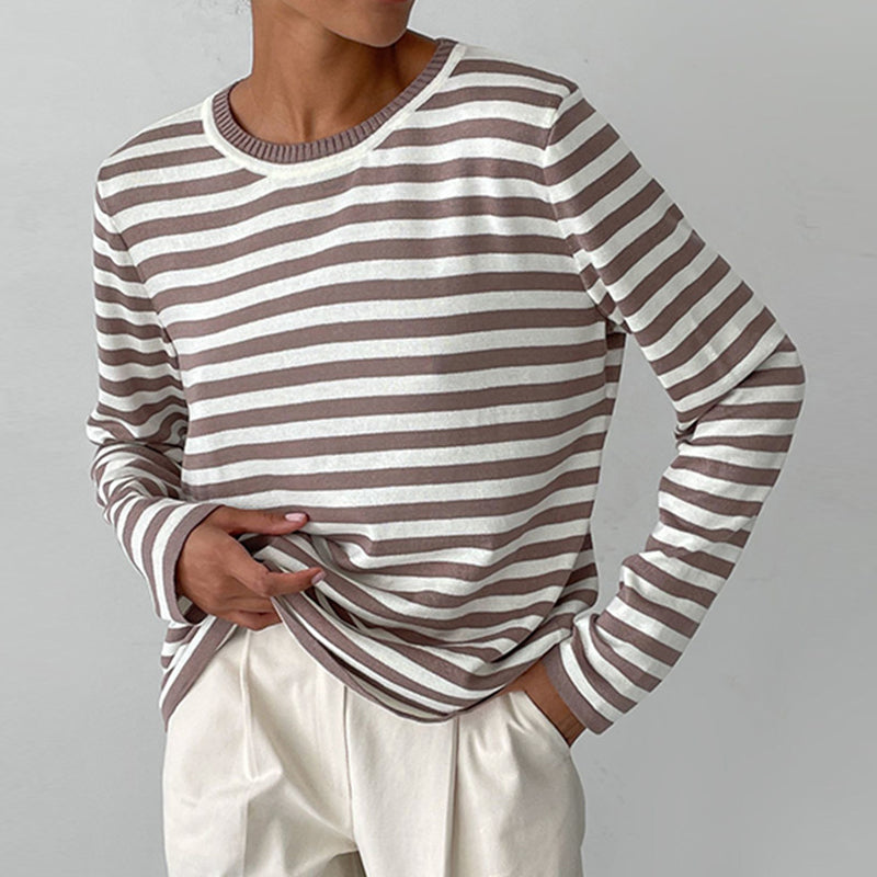Damen-Pullover Clara mit braun-weißem Streifenmuster, Rundhalsausschnitt und lockerem Schnitt in maritimer Optik.