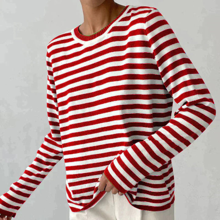 Damen-Pullover Clara mit rot-weißem Streifenmuster, Rundhalsausschnitt und lockerer Passform im maritimen Stil.