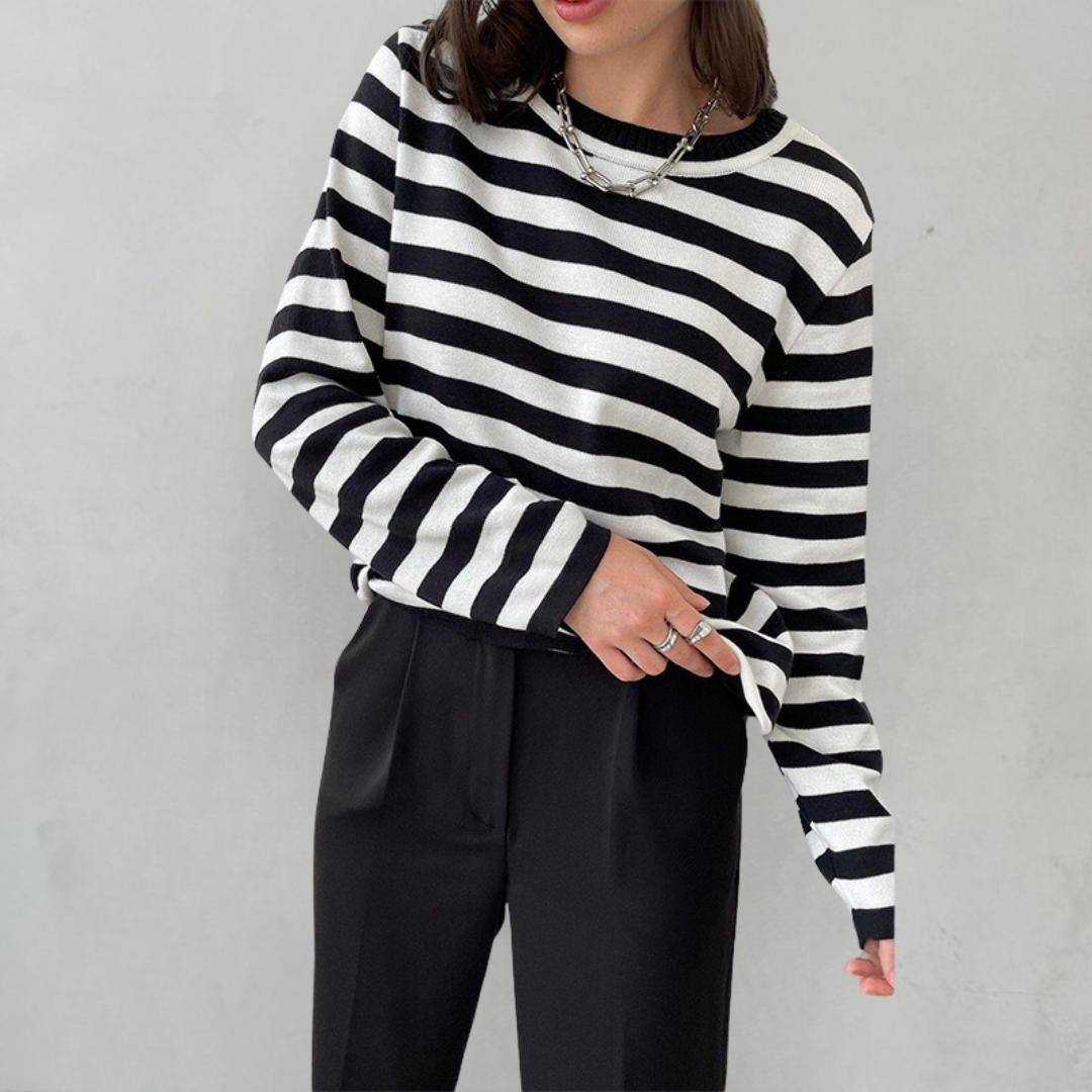 Damen-Pullover Clara mit schwarz-weißem Streifenmuster, Rundhalsausschnitt und lockerer Passform.