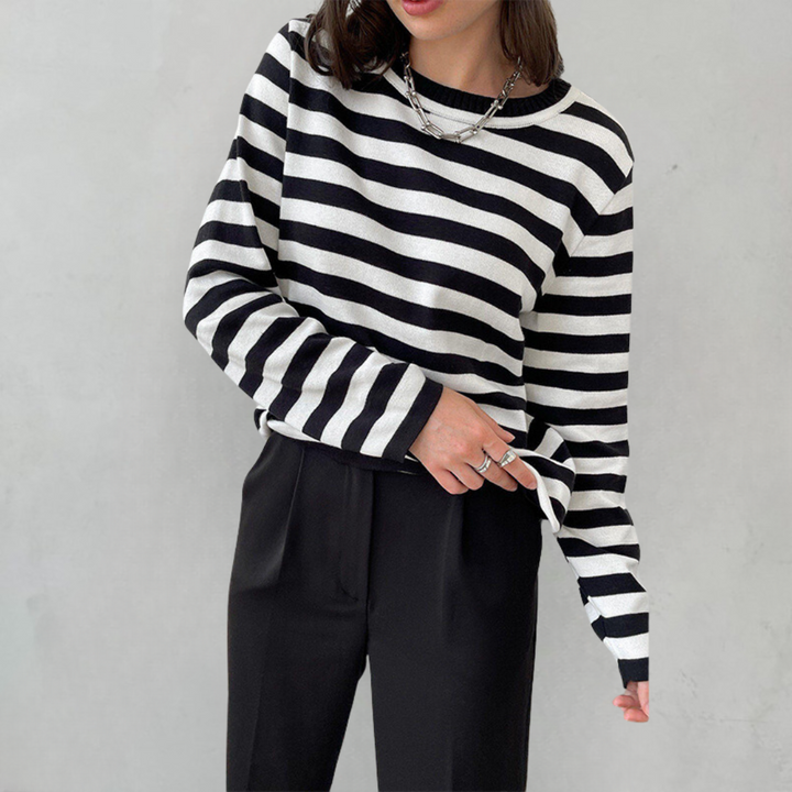 Damen-Pullover Clara mit schwarz-weißem Streifenmuster, Rundhalsausschnitt und lockerer Passform.