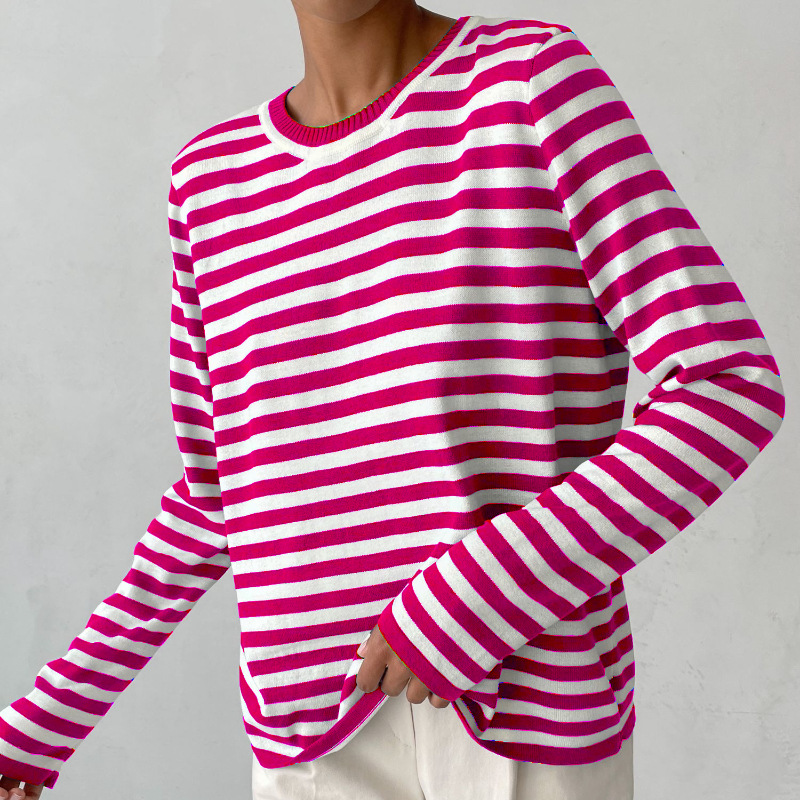 Lockerer Damenpullover mit Rundhals in pink-weißem Streifenmuster aus feinem Strick für einen maritimen Look.