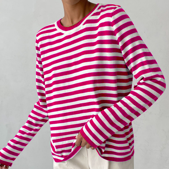 Lockerer Damenpullover mit Rundhals in pink-weißem Streifenmuster aus feinem Strick für einen maritimen Look.