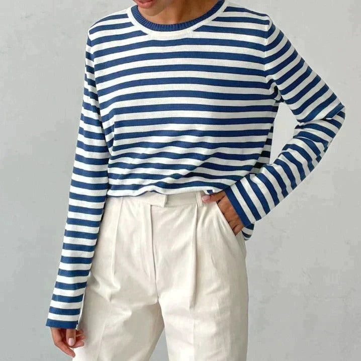 Damenpullover Clara mit blau-weißem Streifenmuster, Rundhalsausschnitt und lockerer Passform im maritimen Stil.