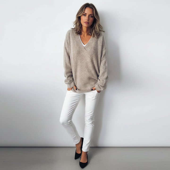 Beiger Oversized-Strickpullover mit elegantem V-Ausschnitt für einen lässigen, modernen Look.