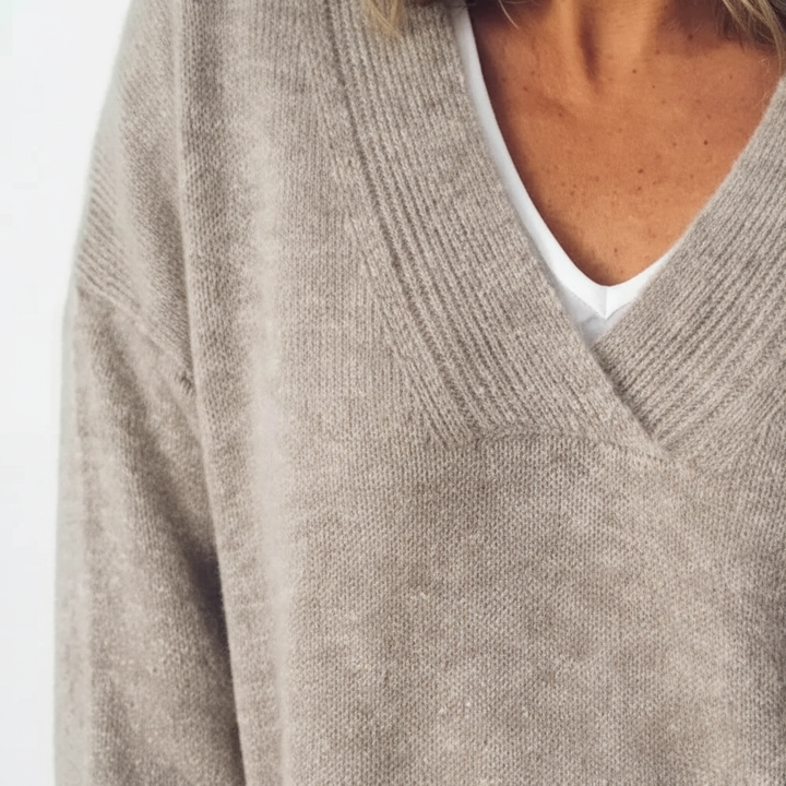 Beiger Damen Oversized-Pullover aus weichem Strick mit elegantem V-Ausschnitt für einen lässigen, modernen Look.