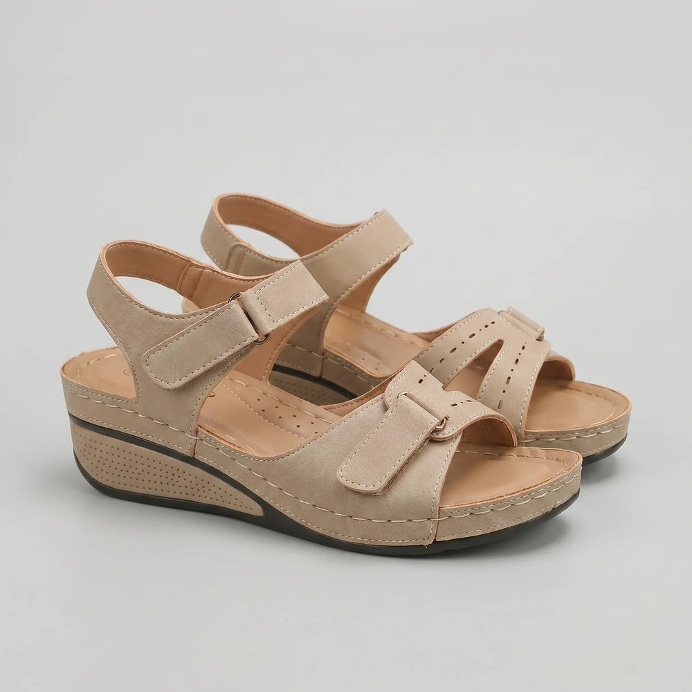 Clara Damen Keilsandalen in Beige mit verstellbaren Riemen und offener Zehenpartie für warmes Wetter.