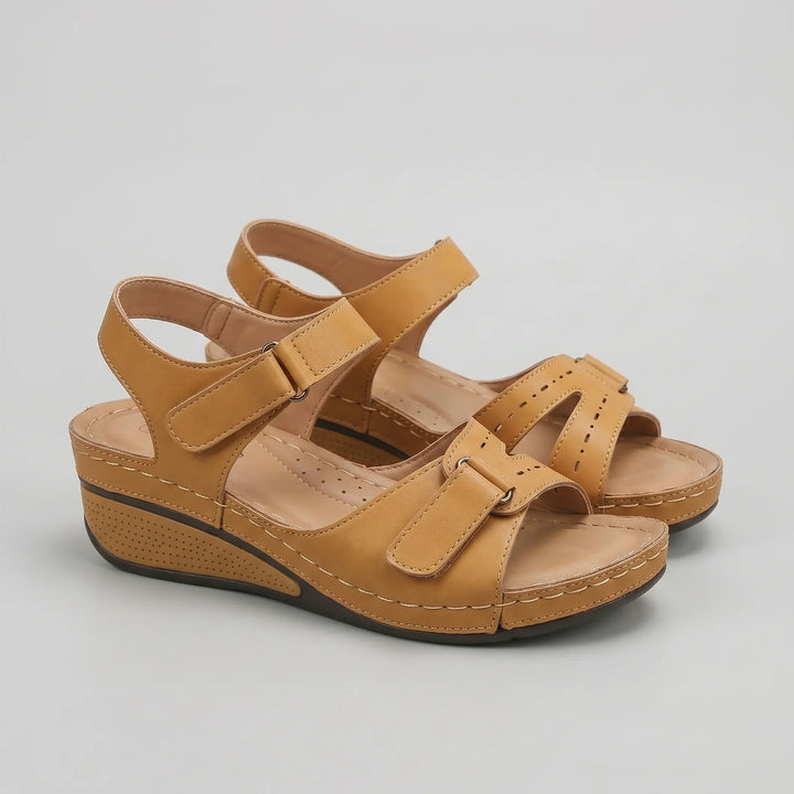 Clara Damen Keilsandalen in Senfgelb mit verstellbaren Riemen und offener Zehenpartie für warmes Wetter.