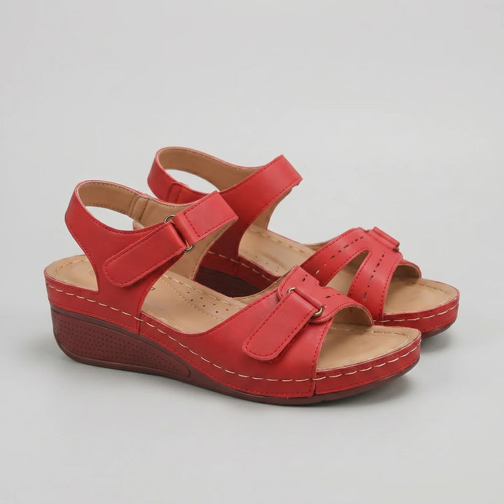 Clara Damen Keilsandalen in leuchtendem Rot mit verstellbaren Riemen und offener Zehenpartie für warmes Wetter.