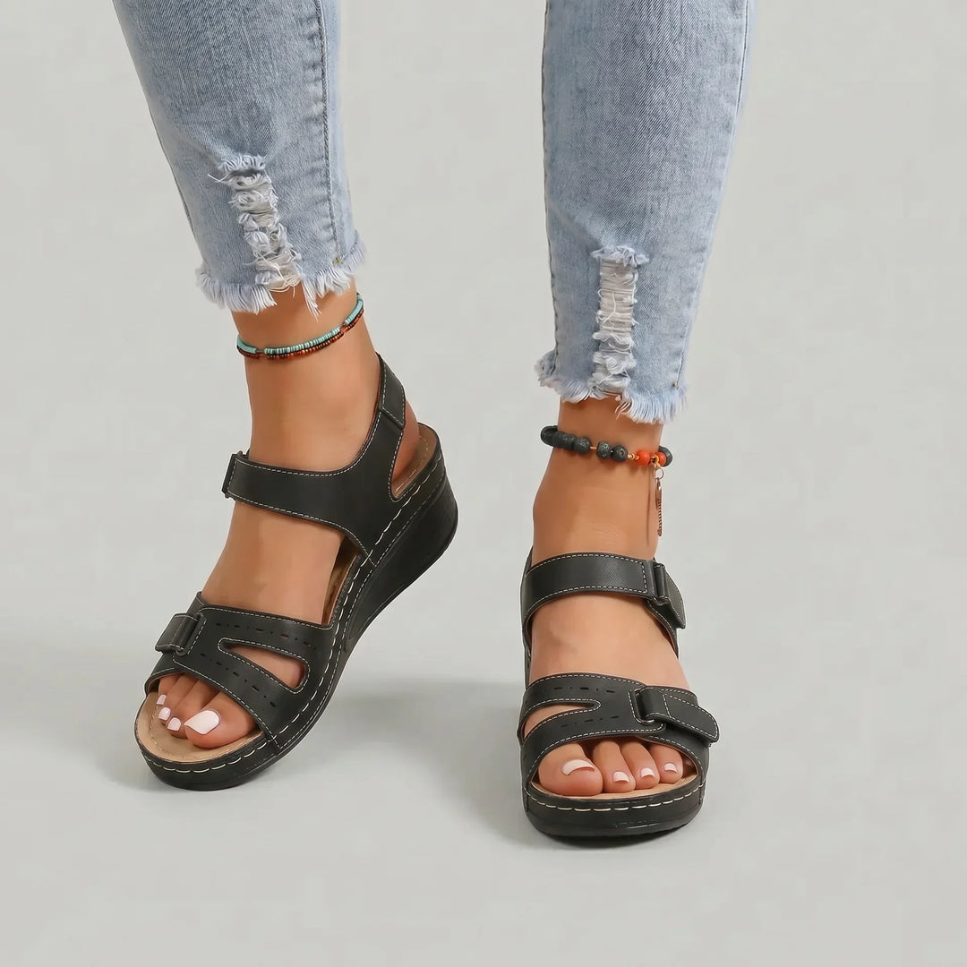 Clara Damen Keilsandalen in Schwarz mit verstellbaren Riemen, offener Zehenpartie und bequemer niedriger Keilsohle.
