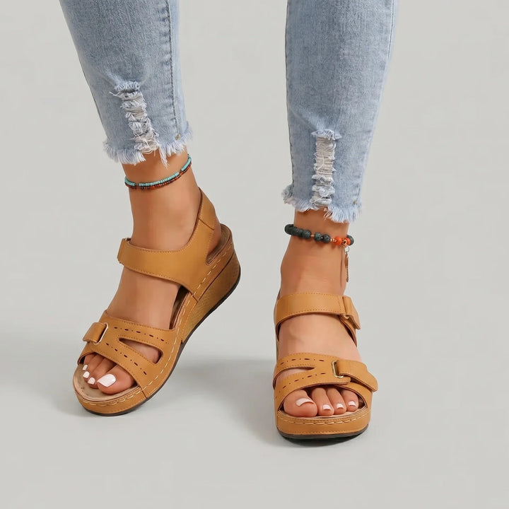 Clara Damen Keilsandalen in Hellbraun mit verstellbaren Riemen und offener Zehenpartie für warmes Wetter.