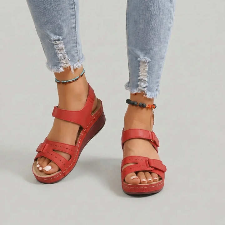 Rote Clara Damen Keilsandalen mit verstellbaren Riemen und offener Zehenpartie, perfekt für warmes Wetter.