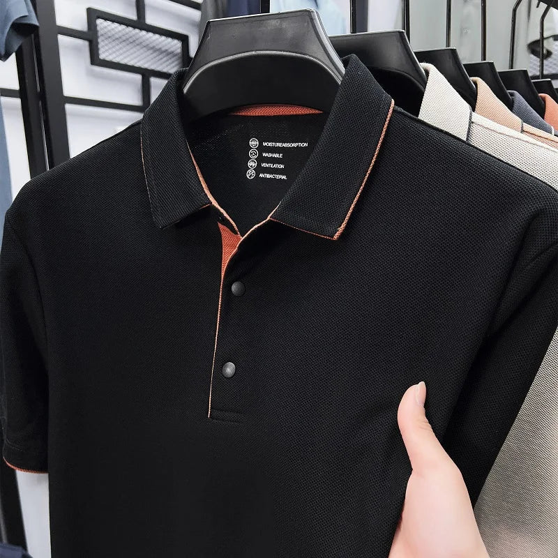 Schwarzes Herren-Poloshirt mit klassischem Kragen, Knopfleiste und orangefarbenen Akzenten an den Rändern.