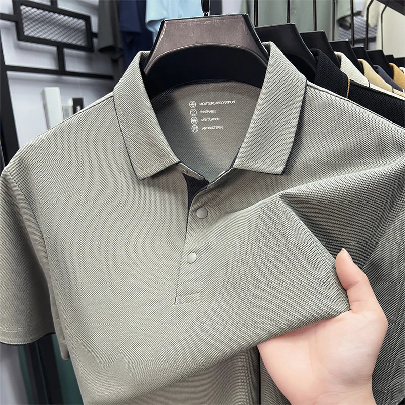 Graues Herren-Poloshirt mit klassischem Kragen, Knopfleiste und atmungsaktivem, strukturiertem Funktionsstoff.