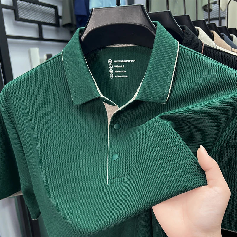 Dunkelgrünes Herren-Poloshirt mit klassischem Kragen, Knopfleiste und atmungsaktiver Struktur aus Funktionsstoff.