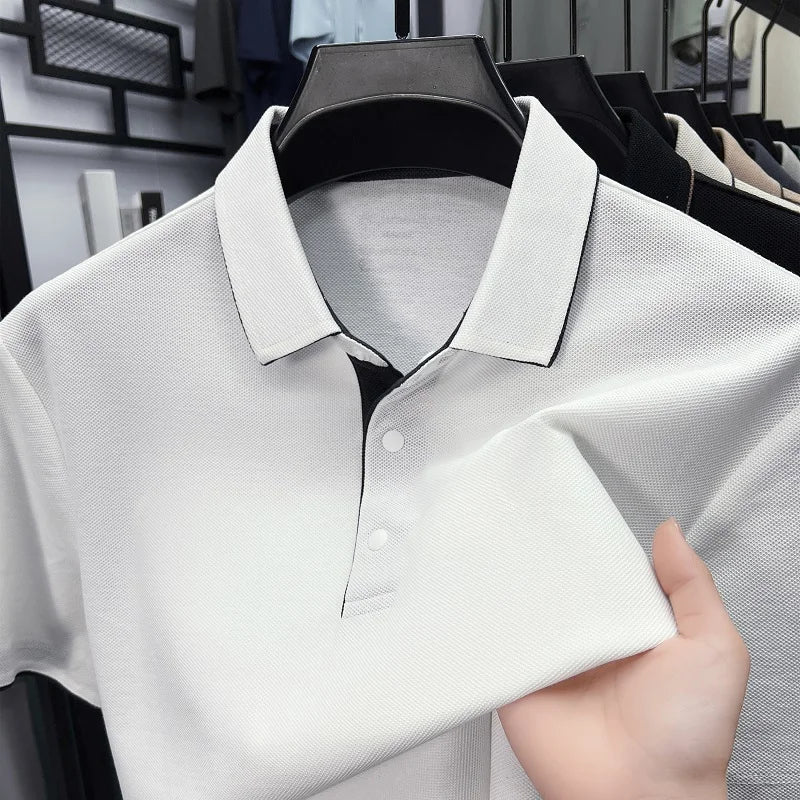 Weißes Herren-Poloshirt mit strukturierter Textur, klassischem Kragen, Knopfleiste und schwarzen Kontrastdetails.