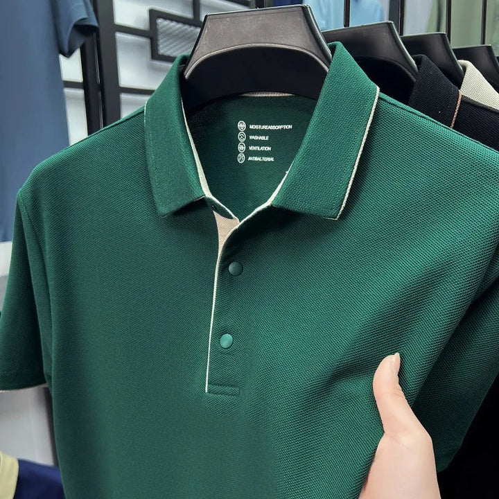 Dunkelgrünes Herren-Poloshirt mit klassischem Kragen, Knopfleiste und atmungsaktiver Struktur in strukturierter Optik.