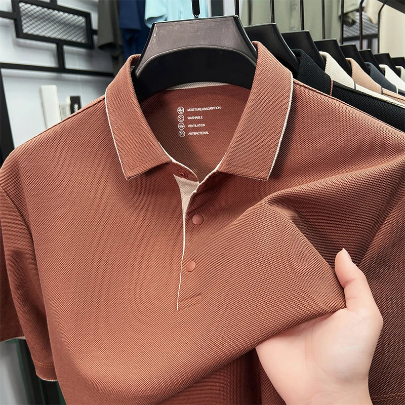 Braunes Herren-Poloshirt aus strukturiertem Piqué-Stoff mit klassischem Kragen und Knopfleiste auf einem Kleiderbügel.