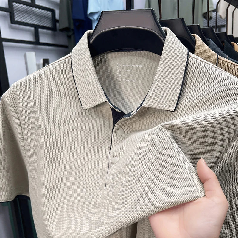 Beiges Herren-Poloshirt aus strukturiertem Piqué-Stoff mit klassischem Kragen, Knopfleiste und dunklen Kontrastdetails.