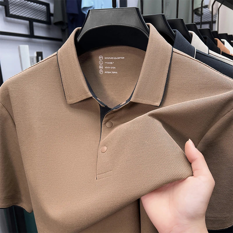 Beiges Herren-Poloshirt aus strukturiertem Funktionsstoff mit klassischem Kragen und Knopfleiste.