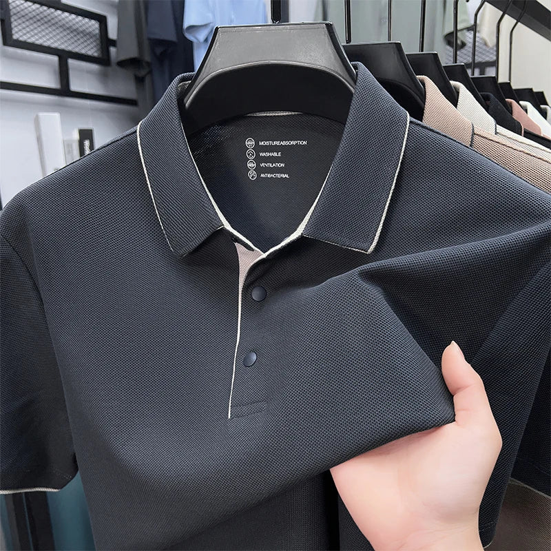 Dunkelblaues Herren-Poloshirt mit klassischem Kragen, Knopfleiste und atmungsaktivem Piqué-Stoff in Nahaufnahme.