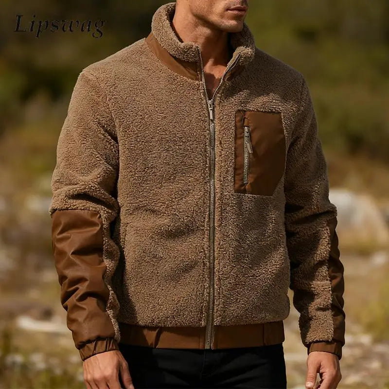 Braune Herren-Fleecejacke Dario mit Stehkragen, Reißverschlusstasche und robusten Kontrast-Einsätzen für kühle Tage.