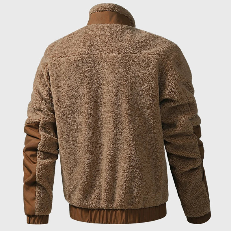 Dario Herren Fleecejacke in Braun mit weichem Teddy-Fleece, Stehkragen und robusten Kontrast-Einsätzen an Ärmeln und Saum.
