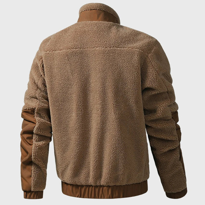 Dario Herren Fleecejacke in Braun mit weichem Teddy-Fleece, Stehkragen und robusten Kontrast-Einsätzen an Ärmeln und Saum.