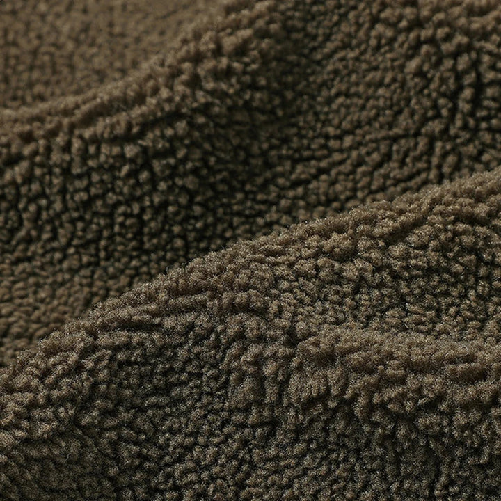 Weiches, olivgrünes Teddy-Fleece Material der Dario Herrenjacke für kuschelige Wärme an kalten Tagen.