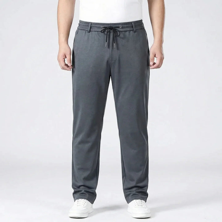 Dunkelgraue Herren-Stoffhose mit geradem Bein, elastischem Komfortbund und verstellbarem Kordelzug für einen modernen Look.