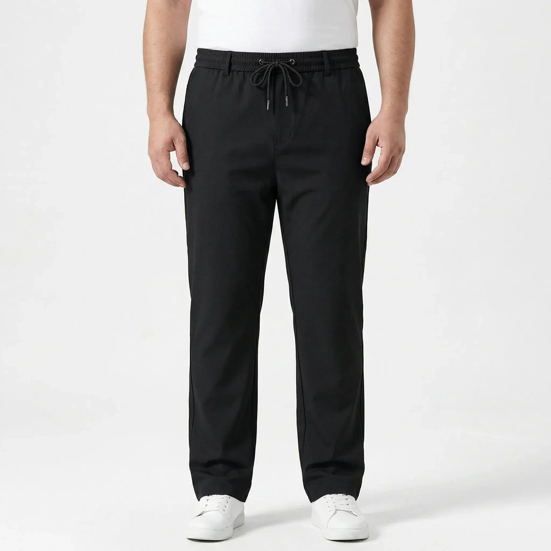 Schwarze Herren-Stoffhose mit geradem Bein, elastischem Komfortbund und praktischem Kordelzug für einen modernen Look.