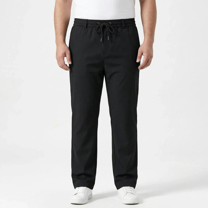 Schwarze Herren-Stoffhose mit geradem Bein, elastischem Komfortbund und praktischem Kordelzug für einen modernen Look.