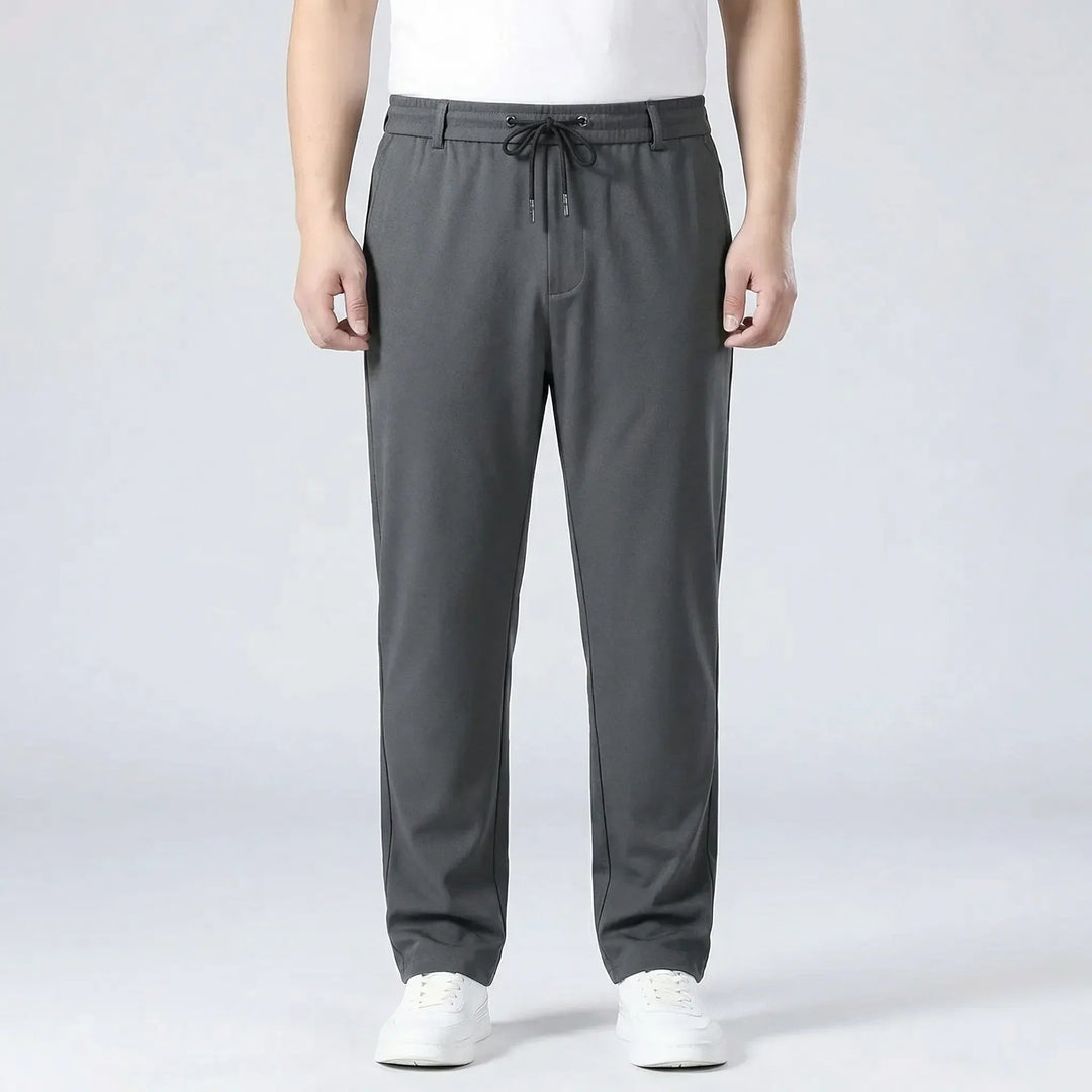 Dunkelgraue Herren-Stoffhose mit geradem Bein, elastischem Komfortbund und praktischem Kordelzug für einen modernen Look.