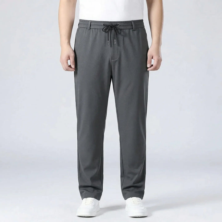 Dunkelgraue Herren-Stoffhose mit geradem Bein, elastischem Komfortbund und praktischem Kordelzug für einen modernen Look.