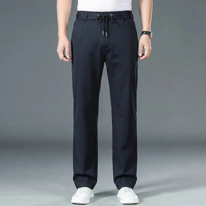 Dunkelblaue Herren-Stoffhose mit geradem Bein, elastischem Komfortbund und praktischem Kordelzug für einen modernen Look.