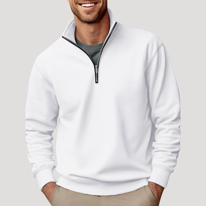 Weißes Herren-Sweatshirt mit Stehkragen, kurzem Reißverschluss und gerippten Bündchen in lockerer Passform.