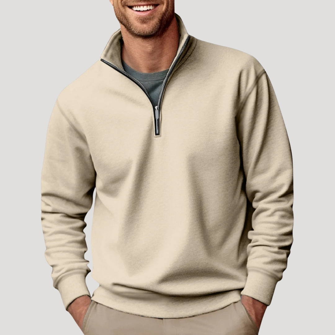 Beiges Herren-Sweatshirt mit Stehkragen, kurzem Reißverschluss und gerippten Bündchen in lockerer Passform.