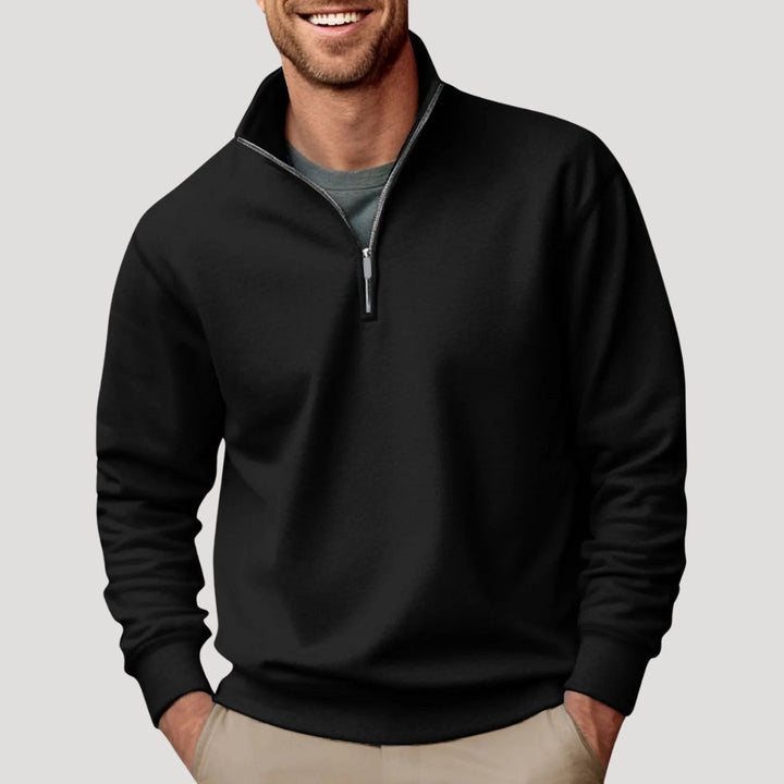 Schwarzes Herren-Sweatshirt mit Stehkragen, kurzem Reißverschluss und gerippten Bündchen in lockerer Passform.