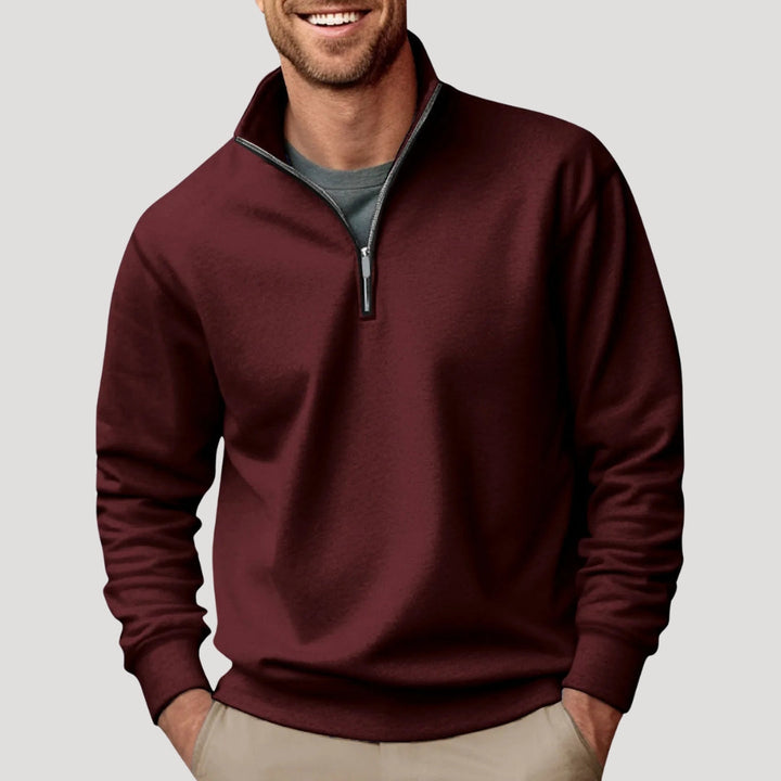 Dunkelrotes Herren-Sweatshirt mit Stehkragen, kurzem Reißverschluss und gerippten Bündchen in lockerer Passform.
