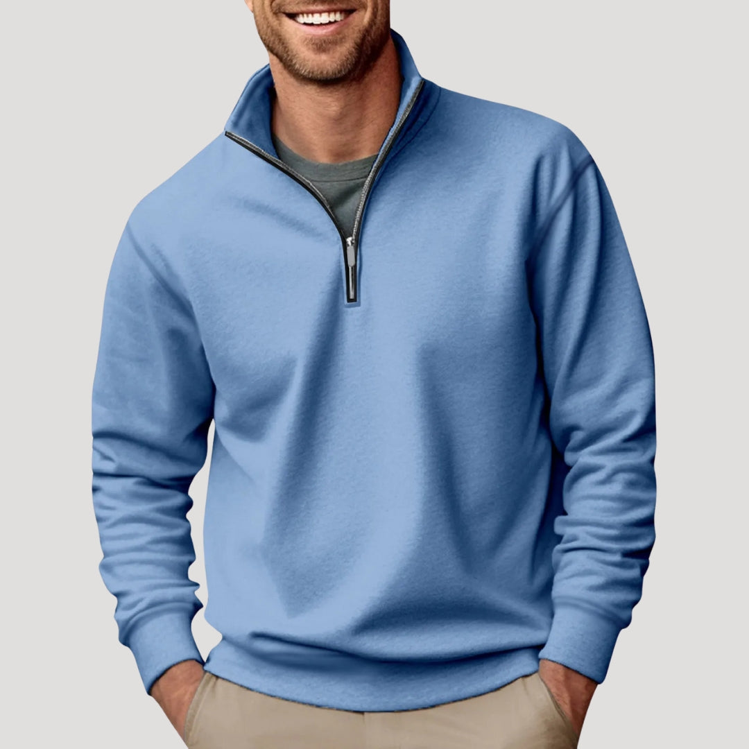 Hellblaues Herren-Sweatshirt mit Stehkragen, kurzem Reißverschluss und gerippten Bündchen in lockerer Passform.