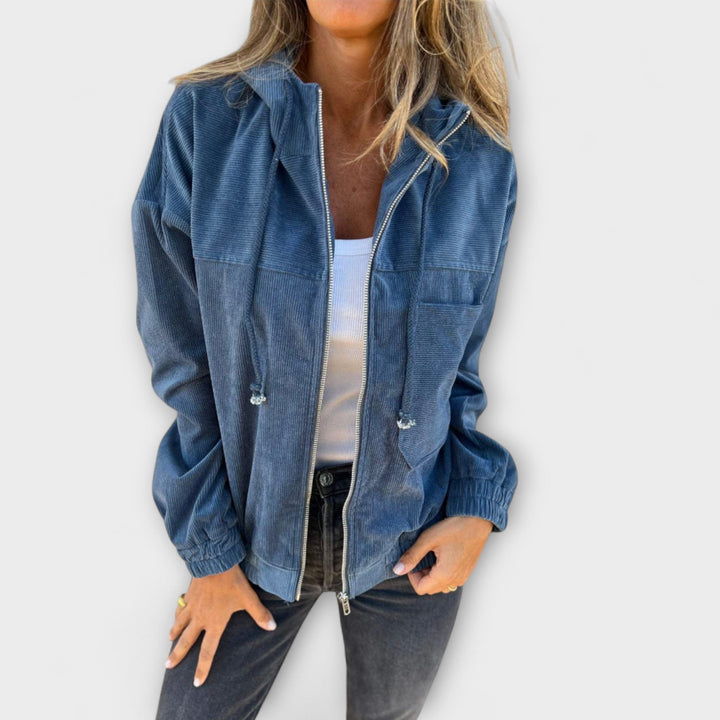 Blaue Damen-Cordjacke mit Kapuze, Reißverschluss und lässiger Passform für einen modernen Retro-Look.