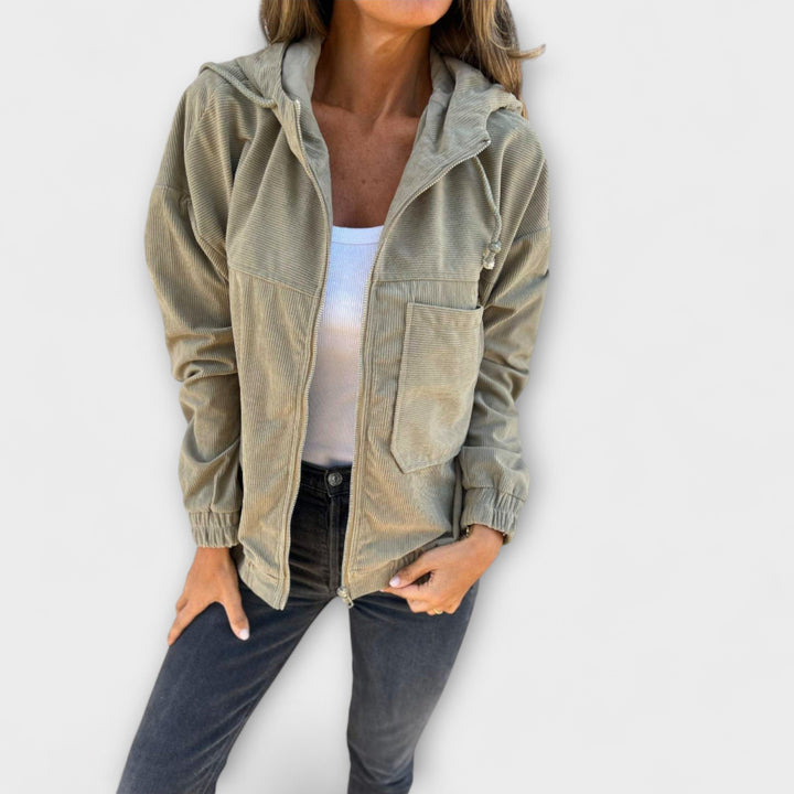 Beige Damen-Cordjacke mit Kapuze, Reißverschluss und lässiger Passform für einen stilvollen Retro-Look.