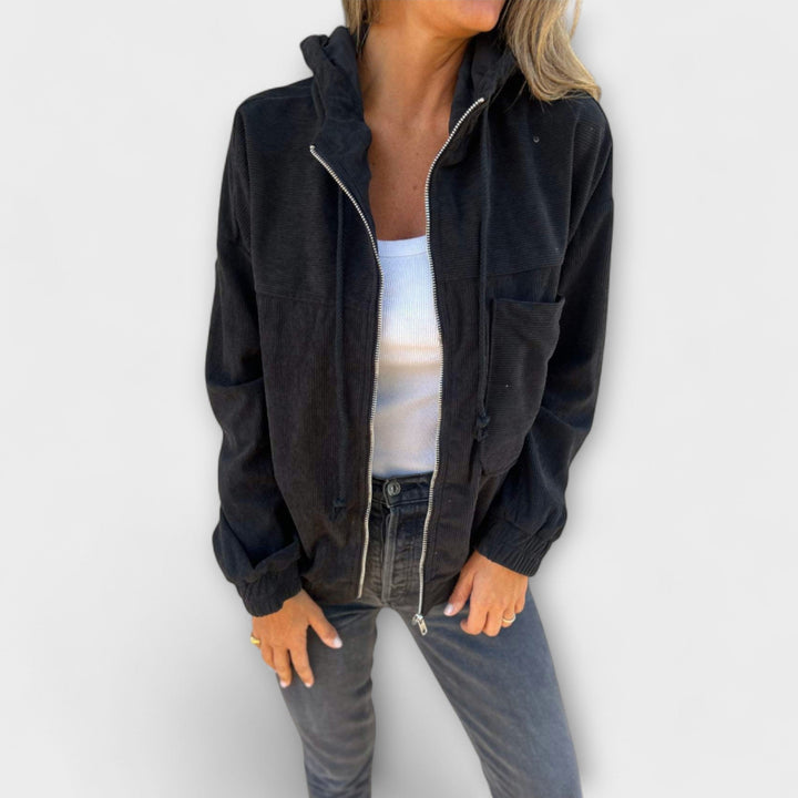 Schwarze Damen-Cordjacke Elena mit Kapuze, Reißverschluss und lässiger Passform für einen zeitlosen Retro-Look.