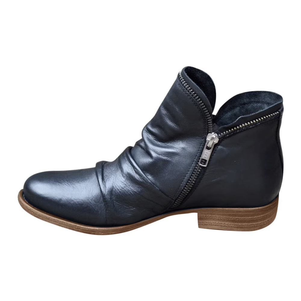 Schwarze Damen-Stiefeletten in Lederoptik mit gerafftem Obermaterial, seitlichem Reißverschluss und niedrigem Blockabsatz.