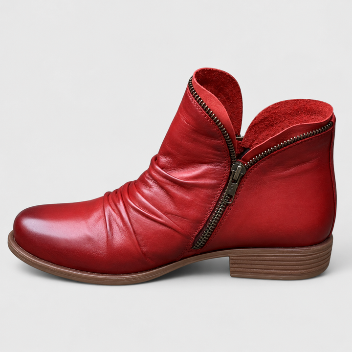 Rote Damen-Stiefeletten in Lederoptik mit gerafftem Obermaterial, seitlichem Reißverschluss und niedrigem Blockabsatz.