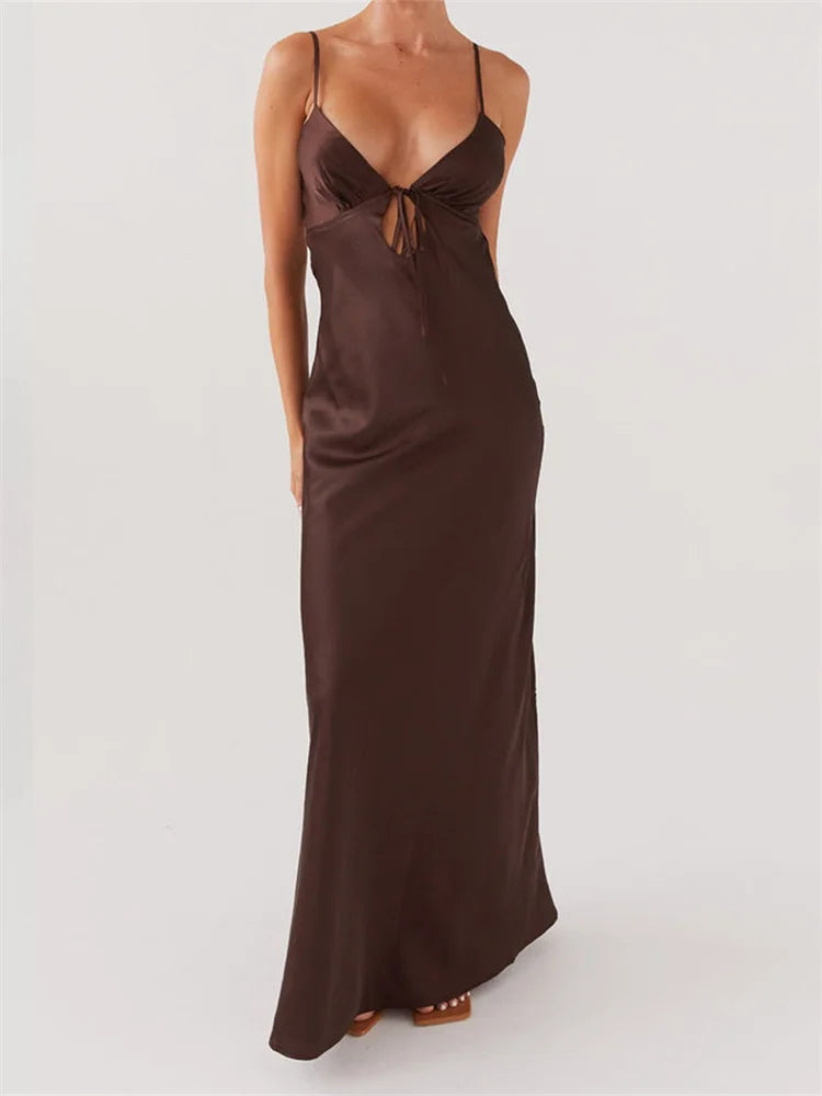 Dunkelbraunes Satin-Maxikleid mit schmalen Trägern und zartem Bindedetail an der Brust.