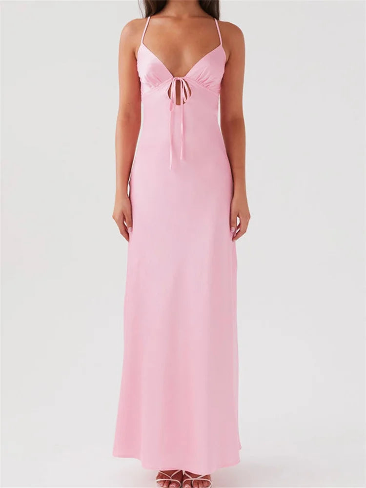 Rosa Maxikleid aus fließendem Satin mit schmalen Trägern und femininem Bindedetail an der Brust.