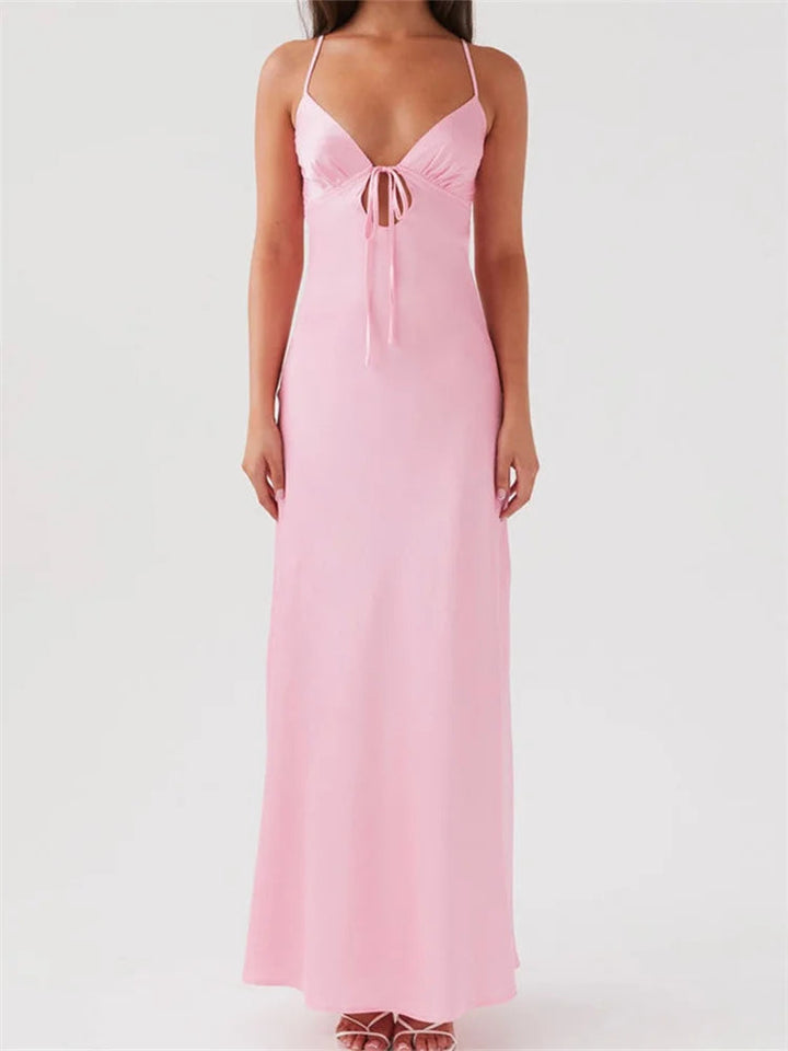Rosa Maxikleid aus fließendem Satin mit schmalen Trägern und femininem Bindedetail an der Brust.