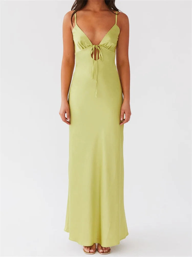 Langes, hellgrünes Satin-Maxikleid mit schmalen Trägern und zartem Bindedetail an der Brust.