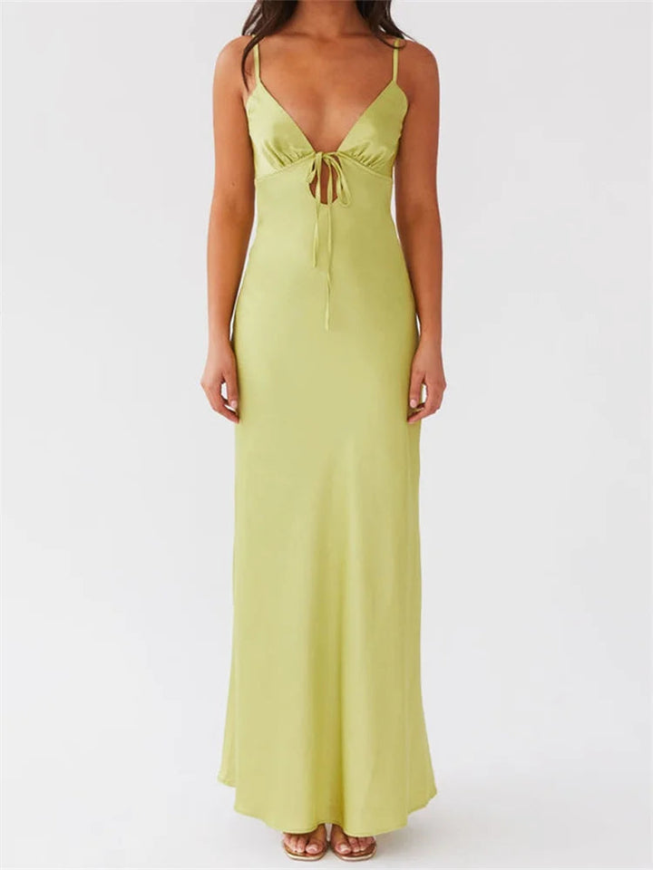 Langes, hellgrünes Satin-Maxikleid mit schmalen Trägern und zartem Bindedetail an der Brust.