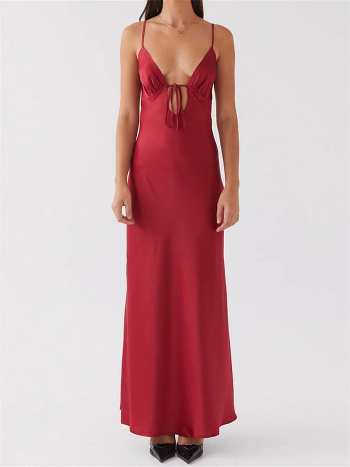 Rotes Satin-Maxikleid mit schmalen Trägern, tiefem Ausschnitt und zartem Bindedetail an der Brust.